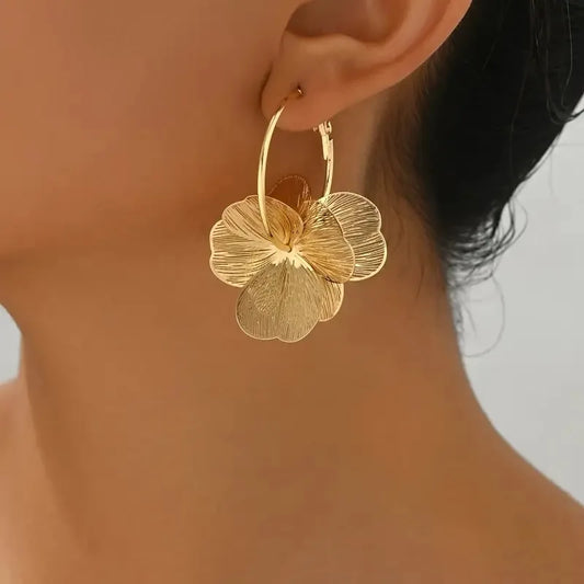 Fashion Light Luxury Hollow Design Flower Earrings for Women Delicate and Elegant Temperament Holiday Party Accessories Gift