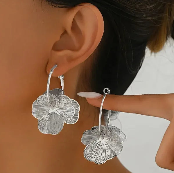 Fashion Light Luxury Hollow Design Flower Earrings for Women Delicate and Elegant Temperament Holiday Party Accessories Gift