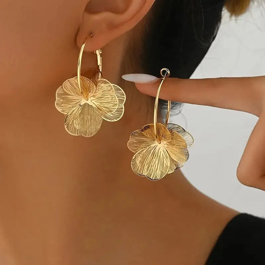 Fashion Light Luxury Hollow Design Flower Earrings for Women Delicate and Elegant Temperament Holiday Party Accessories Gift