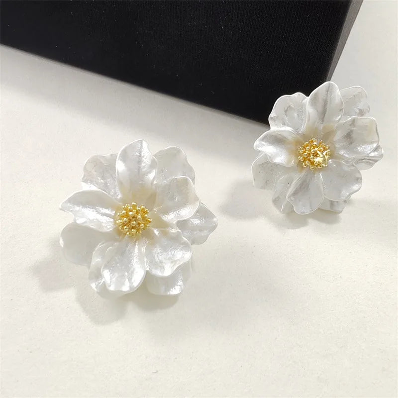 White Acrylic Flower Women's Stud Earrings Folded Florals Korean Fashion Sweet Petals Irregular Female Earrings 2025 New In