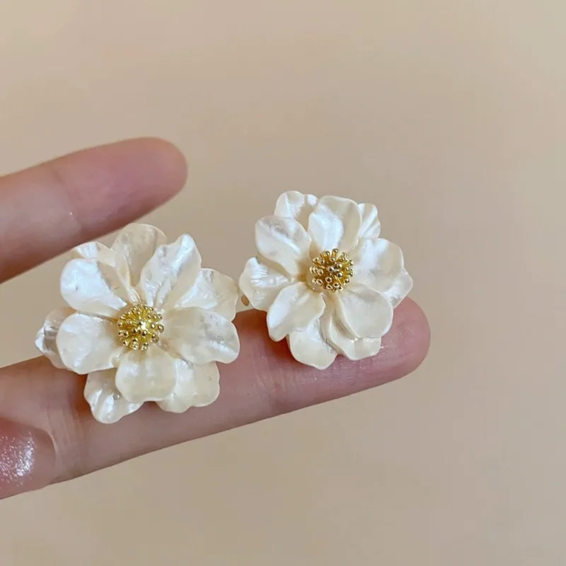 White Acrylic Flower Women's Stud Earrings Folded Florals Korean Fashion Sweet Petals Irregular Female Earrings 2025 New In